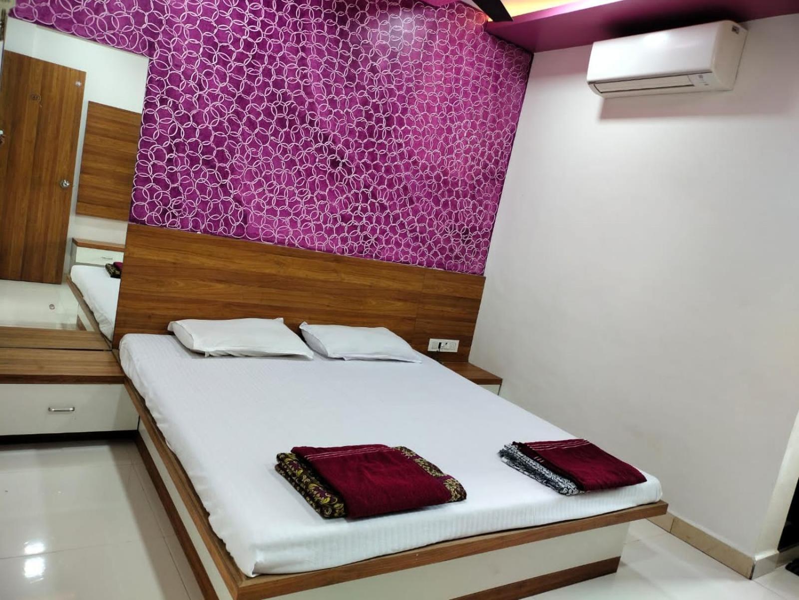 Hotel Shreejay Mahād Kültér fotó