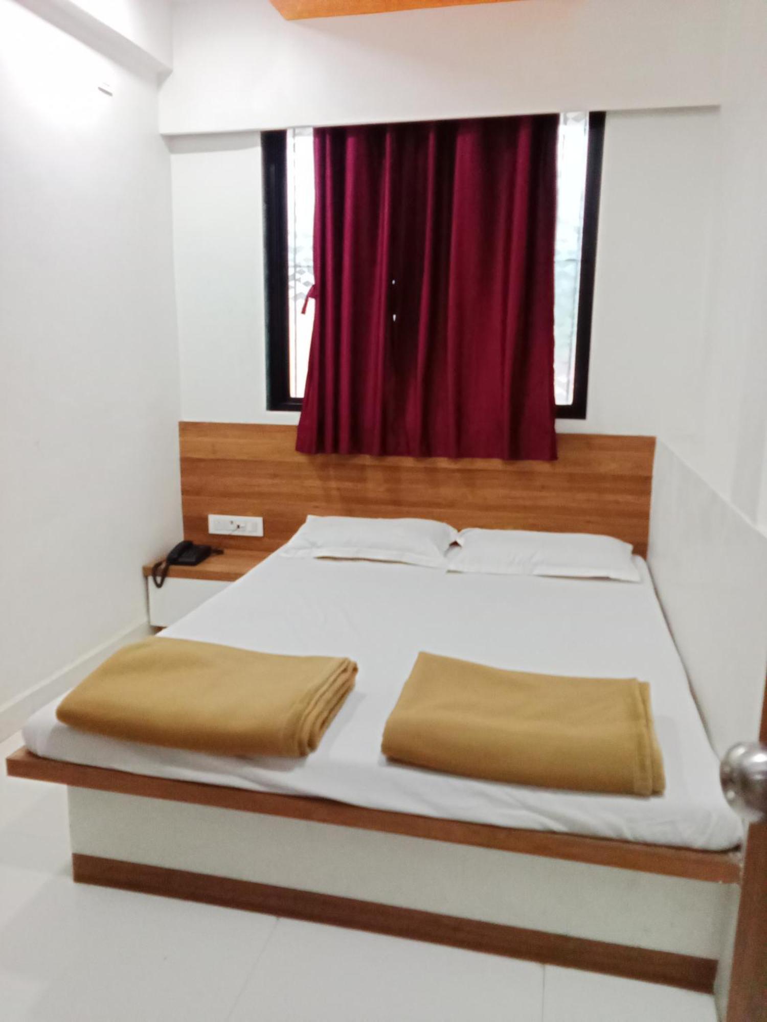 Hotel Shreejay Mahād Kültér fotó