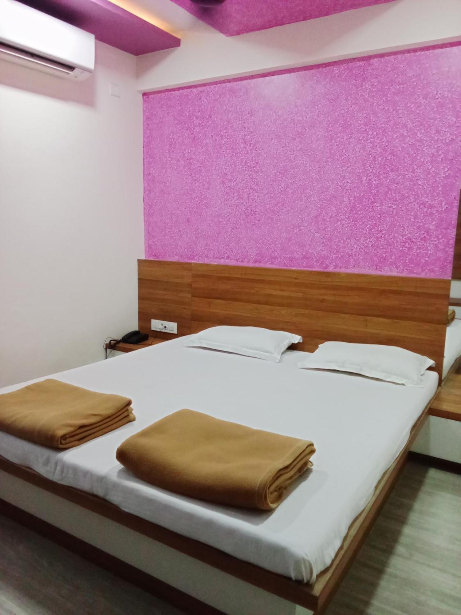 Hotel Shreejay Mahād Kültér fotó